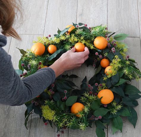 How to make an advent wreath: this wreath is beautiful, colorful, fresh, AND easy to make! German Advent Wreath, Advent Wreath Ideas, Citrus Christmas, Elegant Christmas Centerpieces, Green Arrangements, Wreath Advent, Advent Wreath Diy, Advent Ideas, Christmas Diy Crafts