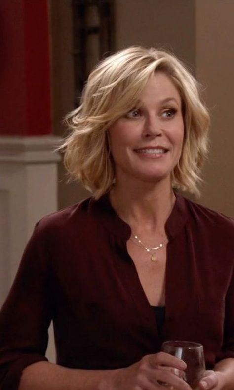 Julie Bowen Haircut, Julie Bowen Hair, Julie Bowen Modern Family, Julie Bowen, Wavy Bob Hairstyles, Wavy Bobs, Cut My Hair, Modern Family, Bob Hairstyles