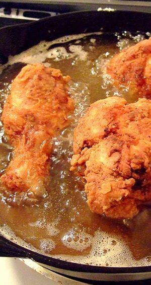 Skillet Fried Chicken, Fried Chicken Dinner, Tender Meat, Southern Fried Chicken, Cast Iron Recipes, Fried Chicken Recipes, Chicken Sandwich, Poultry Recipes, Food Cooking