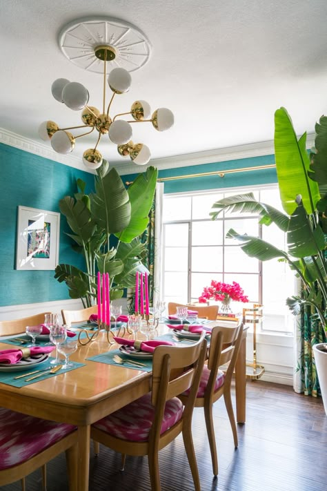 Funky Dining Room, Tropical Dining Room, Furniture 2023, Tropical Interiors, Tropical Interior Design, Tropical Interior, Dining Room Colors, Rental Apartment, Tropical Home Decor