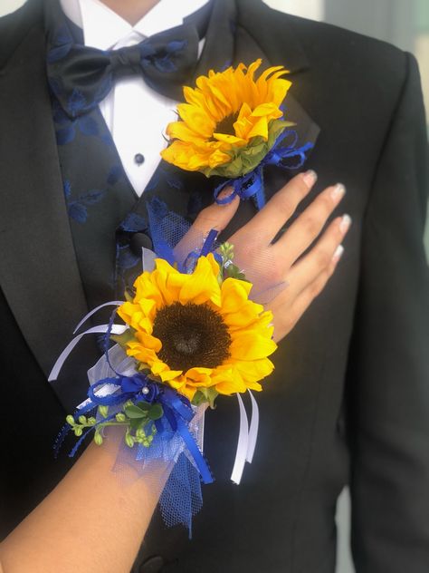 Sunflower Corsage Prom, Sunflower Corsages, Sunflower Wrist Corsage, Corsage Sunflower, Sunflower Corsage, Boutonniere And Corsage, Sunflower Boutonniere, Boutonniere Corsage, Sunflower Wedding Favors