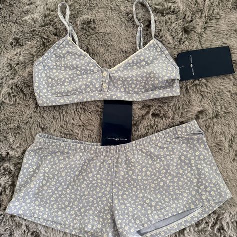 Brandy Melville blue floral set Floral Bra, Floral Set, Black Lace Bralette, Triangle Bralette, Black Bralette, Cute Everyday Outfits, Lace Bralette, Well Dressed, Bra Tops