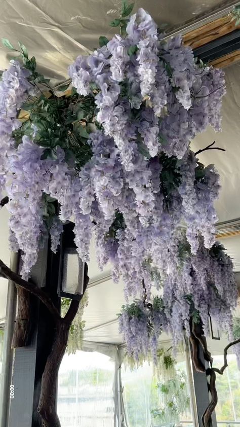 kathleendarling_ on Instagram: A recap of my last few visits to @grahamrooftop 🍸 The wisteria and espresso martinis make me very happy. Still my favorite rooftop bar in… Wisteria Room Decor, Wisteria Bouquet, Lilac Theme, Zen Wisteria, Heather Flower, Espresso Martinis, Purple Wisteria, Summer Cocktail Recipes, Candle Aesthetic