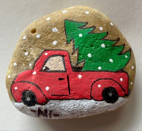 Christmas tree rock paint Christmas Rock Painting Ideas Snowman, Rock Painting Winter, Christmas Tree Rock Painting, Christmas Stone Painting Ideas, Stone Painting Christmas, Christmas Rock Painting Ideas Easy, Christmas Stone Painting, Christmas Rock Painting Ideas, Christmas Rock Painting