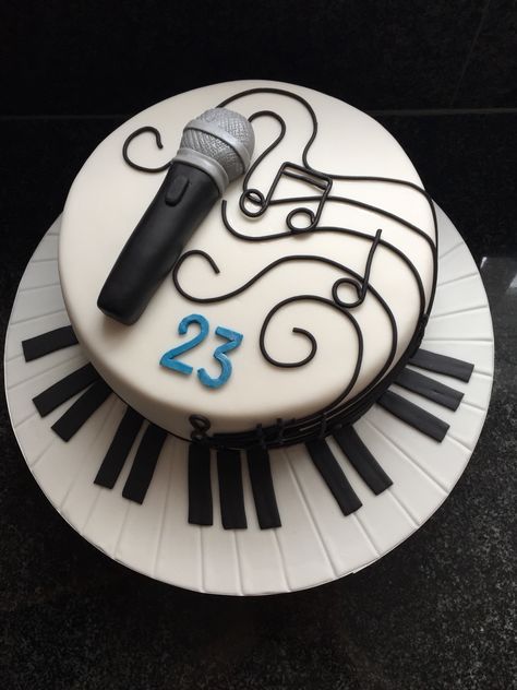 Birthday Cake With Microphone, Singing Cake Ideas, Cake For Singers Birthday, Singer Cake Ideas, Music Cakes Birthday, Music Cake Ideas For Men, Karaoke Cake, Birthday Cake Music, Music Cake Ideas