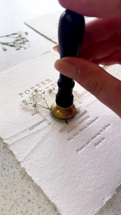 Wax Stamp With Dried Flower, Pressed Flower Invitation Wedding, Wax Seal Wedding Invite, Wedding Invitations Dried Flowers, Baby Breath Wedding Invitation, Wax Seals Wedding Invitations, Wax Seal With Dried Flower, Wedding Invite Wax Seal, Wedding Invitations Aesthetic