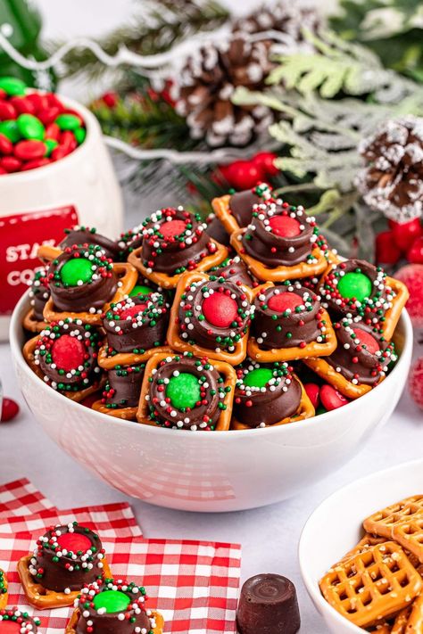 Rollo Pretzels, Easy Christmas Treats For Gifts, Treats For Gifts, Holiday Pretzel Treats, Rolo Pretzel Treats, Rolo Pretzel Bites, Delicious Christmas Treats, Easy Holiday Snacks, Rolo Pretzel