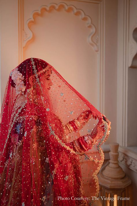 Veils Bridal Indian, Red Veil Wedding Indian, Indian Veil Bridal, Heavy Bridal Dupatta Designs, Indian Bride Veil, Red Indian Bride, Red Veil Wedding, Bridal Veil Indian, Indian Bridal Veil