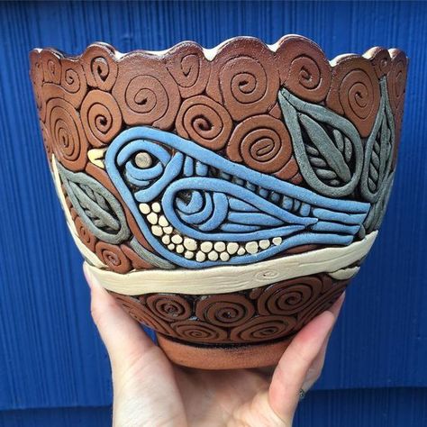 Art Ed Central loves: The much-anticipated(!) reveal of the final colors on this bowl Coil Projects, Coiled Pottery, Coil Pottery, Coil Pots, Beginner Pottery, Sculptures Céramiques, Pottery Handbuilding, Slab Pottery, Ann Marie