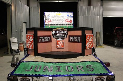 Homecoming Float Ideas High School, Hoco Float Ideas, Hoco Floats, Homecoming Float Ideas, Homecoming Shirts, Class Of 2027, Homecoming Floats, Cheer Banquet, Class Board