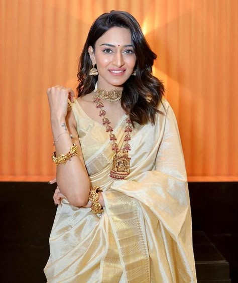 erica fernandes in gold saree god jewellery Onam Saree, Saree Hairstyles, Erica Fernandes, Traditional Silk Saree, South Indian Sarees, Set Saree, Saree Poses, Simple Sarees, Silk Saree Blouse Designs