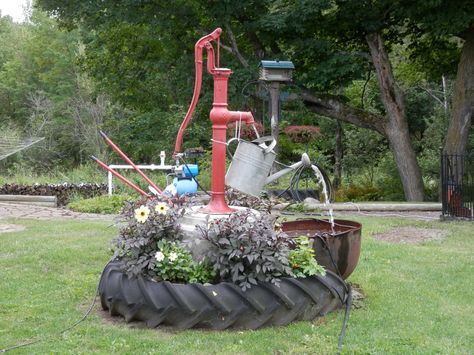 my old pump water garden Old Water Pumps, Pump Fountain, Fountain Ideas, Diy Water Feature, Small Patio Decor, Village Ideas, Outdoor Water Features, Small Patio Garden, Backyard Flowers