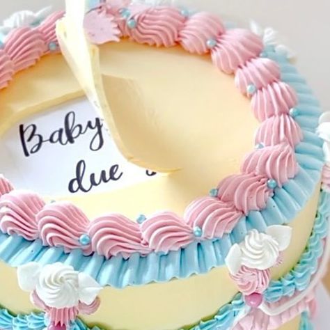 Georgia Green on Instagram: "Surprise 🐣🌸 Baby cakes due in June 🤍 #revealcake #babycake #babyfever #pregnancyannouncement #pregnant #caketrend #lambethcake #cakedesign #georgiascakes" Pregnancy Announcement Cake, Baby Announcement Cake, Pregnant Cake, Surprise Baby, Baby Due, Cake Trends, Baby Cakes, Anniversary Cake, Baby Cake