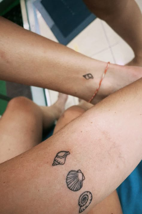 Best Friend Sea Shell Tattoo, Small Tattoos Seashell, Beach Sticker Tattoo, Group Of Three Tattoos, Super Unique Tattoos, Matching Ocean Tattoos For Best Friends, Aesthetic Ankle Tattoo, Beach Anklet Tattoo, Tiny Sand Dollar Tattoo