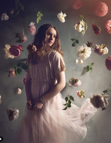 Whimsical Photoshoot, Falling Flowers, Hd Flowers, Tule Rok, Photoshoot Backdrops, Studio Portrait Photography, Spring Photoshoot, Flying Flowers, Flower Photoshoot