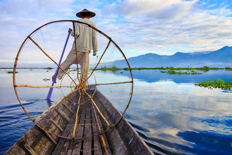 A fisherman on Inle Lake, Myanmar Shan State Myanmar, Shan State, Vietnam Backpacking, Backpacking India, Sunrise Lake, Inle Lake, Backpacking Asia, Yangon, Destination Voyage