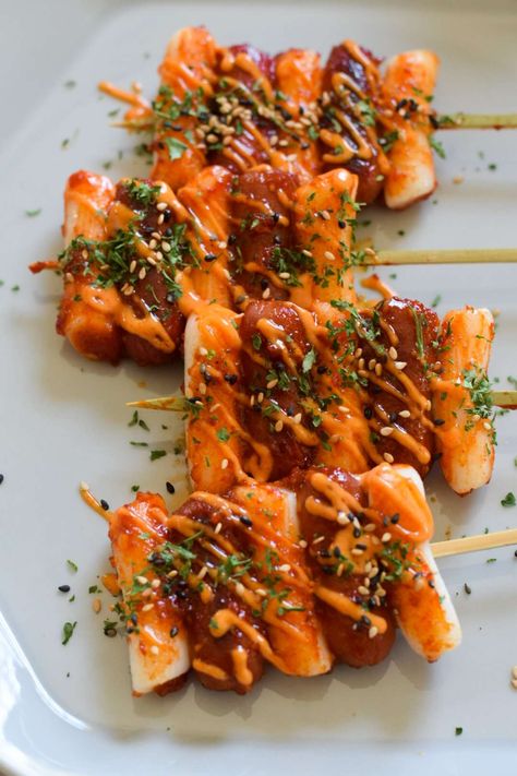 Sodduk Sodduk (Korean Rice Cake & Sausage Skewers) with Gochujang Aioli — Easy Recipes Street Food Snacks, Sausage Skewers, Rice Cake Snacks, Sausage Rice, Korean Rice Cake, Rice Cake Recipes, Seasoned Rice Vinegar, Gochujang Sauce, Korean Rice