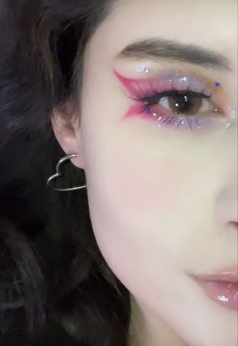 Melanie Martinez Makeup Looks, Expressive Makeup, Fairy Eye Makeup, Melanie Concert, Melanie Martinez Makeup, Portals Tour, Artsy Makeup, Concert Makeup, Coldplay Concert