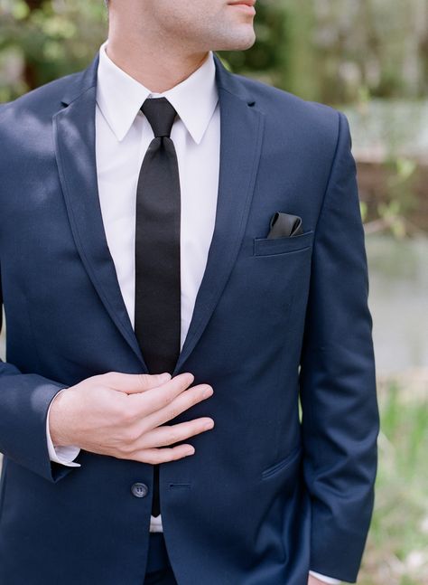 Navy suit. Black tie + pocket square. Navy Suit Combinations, Navy Suit Prom, Navy Suit Burgundy Tie, Burgundy Tie Wedding, All Navy Suit, Navy Suit Pink Shirt, Navy Suit Blue Shirt, Blue Suit Black Tie, Light Navy Suit