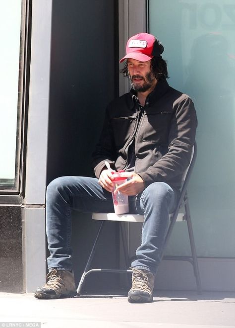 Smoke break: Keanu Reeves was spotted taking a break from filming John Wick 3 in Brooklyn on Wednesday. Keanu Reeves Motorcycle, John Wick Hd, John Wick 3, Keanu Reeves Life, Keanu Reeves Quotes, Life Drawing Pose, Keanu Reeves John Wick, Street Corner, Keanu Charles Reeves