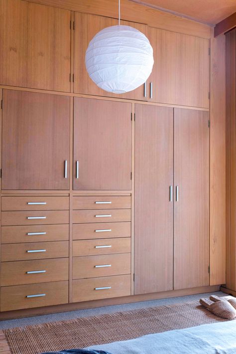 70s Interior Design Mid Century Modern, Mid Century Modern Closet, Mid Century Wardrobe, 70s Interior Design, Small Bedroom Inspiration, Bedroom 2024, Mid Century Contemporary, 70s Interior, Mid Century Bedroom