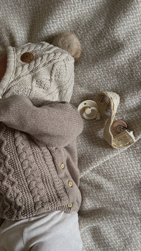 Newborn In Winter, Winter Baby Essentials, Winter Newborn, Baby Boy Dress, Baby Closet, Baby Fairy, Dream Baby, Holiday Baby