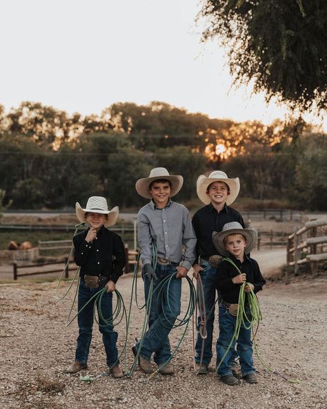 The Wrights 🤠 these boys already know to respect people as well as animals. To be kind, funny, and hard working. I adore them and can’t wait to see who they become when they are older 🤎 : : : #family#familyphotos#westernphotography#westernstyle#westernfamily#westernlifestyle#westernlife#cowboy#cowboyboots#cowboystyle#cowboy#familylove#rodeofamily#rodeolife Cute Country Family, Cowboy Family Pictures, Western Family Pictures, Western Family Photos, Western Family, Country Family, Ranch House Designs, Family Of 6, Respect People