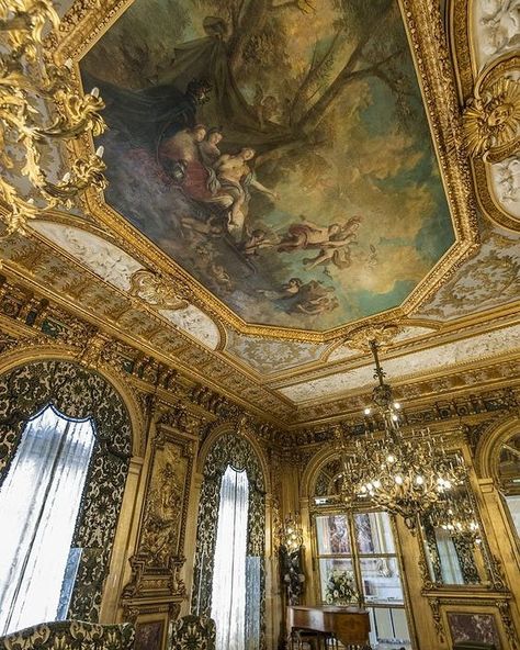 Paul Thompson on Instagram: “Is it gold in here, or is it me? (The Gold Salon, Marble House, Newport, Rhode Island). #marblehouse #newport #mansion #vanderbilt…” Marble House Newport, Rococo Ceiling, Vanderbilt Houses, Gilded Era, Gold Salon, Bethlehem Steel, Vanderbilt Mansions, Historical Interior, Dream Castle