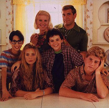 What a great show. Fred Savage (Kevin Arnold),  Danica McKellar (Winnie Cooper),  Jason Harvey (Wayne Arnold),  Alley Mills (Norma Arnold),  Dan Lauria (Jack Arnold),  Olivia d'abo (Karen Arnold)  Josh Saviano (Paul Pfeiffer) &  Daniel Stern (Kevin as Adult  - Voice) - The Wonder Years Kevin Arnold, Olivia D'abo, Fred Savage, The Wonder Years, 90s Tv Show, Wonder Years, Great Tv Shows, Old Tv Shows, Netflix Streaming