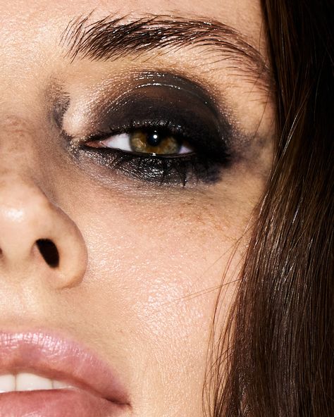 Grungy Makeup, Grunge Beauty, Rock Makeup, Smudged Makeup, Smudged Eyeliner, Black Eye Makeup, Punk Makeup, Look Grunge, Black Eyeshadow