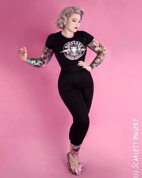 Pinup Style Clothing Plus Size, Pinup Pants Outfit, Gothabilly Plus Size, Rockabilly Summer Outfits, Horrorbilly Fashion, Modern Rockabilly Outfits, Pinup Outfits Ideas Casual, Casual Pinup Outfit, Modern Pinup Outfits Ideas