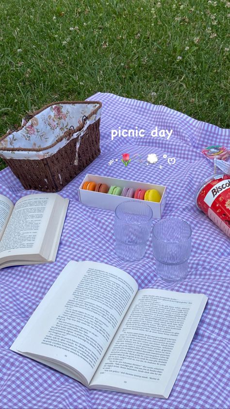 aesthetic picnic, books, friends Book Club Picnic, Fun Picnic Activities, Summer Picnic Activities, Summer Picnic Aesthetic Friends, Book Club Aesthetic Friends, Book Date Aesthetic, Picnic Aesthetic Friends, Book Picnic, Reading Picnic