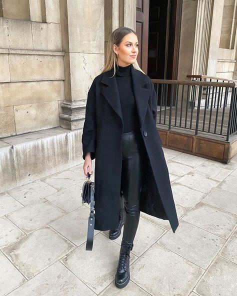 Black Coat Outfit, City Break Outfit, Ny Outfits, Cold Outfits, Paris Outfits, Mode Casual, Cooler Look, Cold Weather Outfits, Coat Outfits