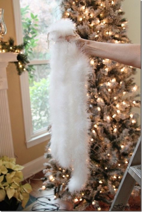 feather boas for tree Feather Boas On Christmas Trees, White And Silver Christmas Tree, Christmas Tree Feathers, Country Cottage Christmas, White And Silver Christmas, Christmas Tree Ideas Decorating, Feather Garland, Cheap Christmas Decorations, Rose Gold Christmas Decorations