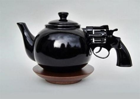 Here is a manly teapot for your boys! Teapot Design, Belem, Find Objects, Chocolate Pots, Coffee Pot, Cool Gadgets, Kitsch, Assemblage, Tea Set