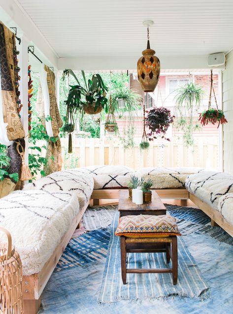 Moroccan Patio Ideas, Bohemian Sunroom, Boho Sunroom, Conservatory Decor, Urban Bohemian, Lots Of Plants, Sunroom Decorating, Boho Patio, Sunroom Designs