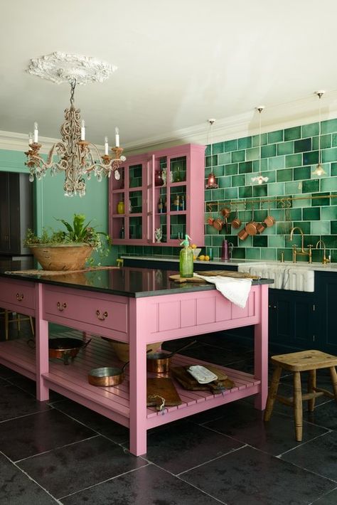 Classic English Kitchen, Maximalist Kitchen, Green Kitchen Designs, Devol Kitchens, Pink Kitchen, Kitchen Trends, Barbie Dream House, Barbie Dream, Maximalism