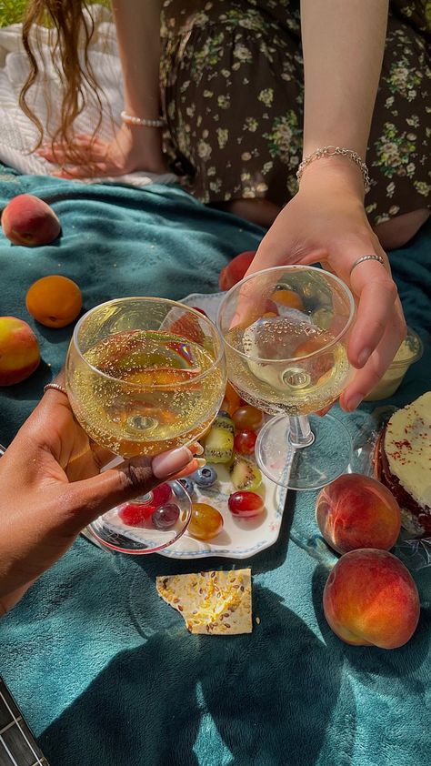 Picnic, champagne Picnic Champagne, Aspen Summer, Champagne Picnic, Bday Picnic, Picnic Drinks, Picnic Inspo, Champagne Birthday, Spring Picnic, 50th Bday