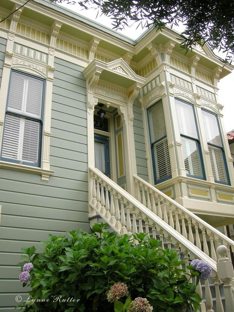 Try this: Saybrook Sage HC-114 & Navajo White.....Ben moore Green Exterior Paints, Victorian House Colors, Green House Exterior, Victorian Exterior, House Paint Color Combination, Color Combinations Paint, Exterior House Color, Craftsman Exterior, Pintura Exterior