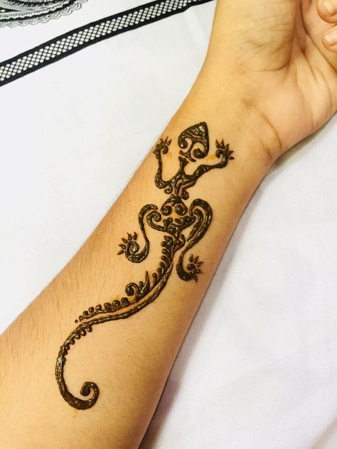 Lizard Henna, Animal Henna Designs, Henna Animals, Henna Crown, Crown Tattoos For Women, Elegant Henna, Small Henna Designs, Questioning Reality, Indian Henna Designs