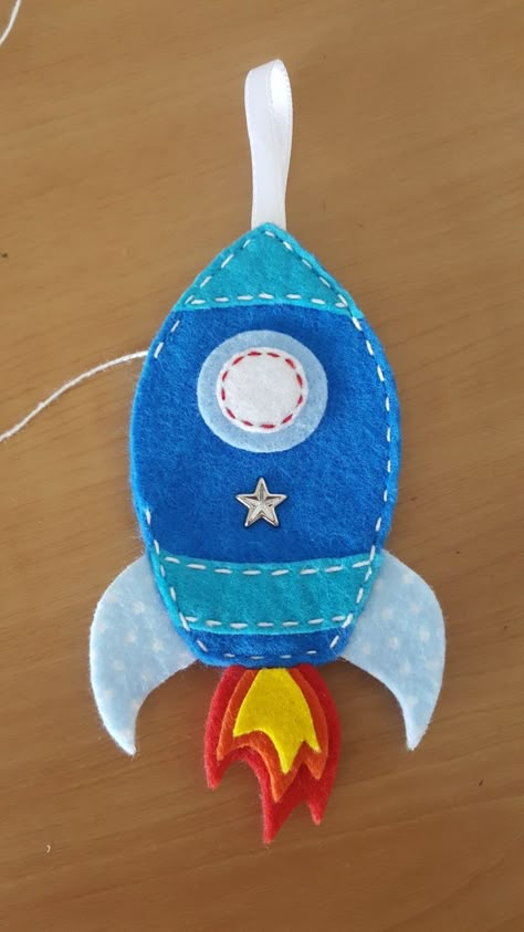 Felt Rocket Ship, Felt Spaceship, Felt Rocket, Rocket Decorations, Tata Surya, Felt Craft Projects, Cushion Embroidery, Space Themed Nursery, Felt Crafts Patterns