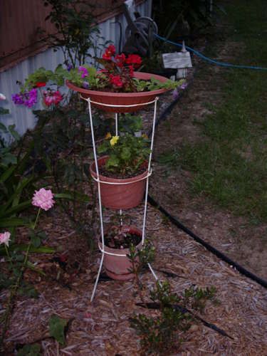 Tomato cage turned pot stand...awesome!!! top could be bird bath...Hmmmm Tomato Cage Crafts, Bath Garden, Owner Builder, Cage Bird, Door Garden, Diy Bird Bath, Bird Bath Garden, Tomato Cages, Bird Baths