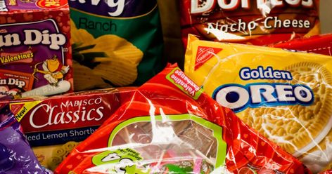 Top 10 reasons we don't choose healthy food. Lays Chips, Snack Shack, Movie Night Snacks, Sleepover Food, Junk Food Snacks, Food Additives, Diet Help, Food Goals, Unhealthy Food