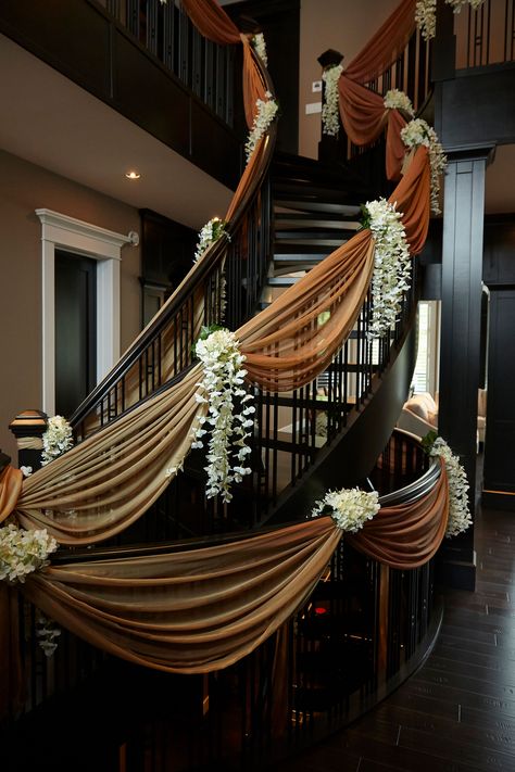 Wedding House Decorations Stairs, Staircase Design For Wedding, Wedding Decor At Home Indian, Staircase Event Decor, South Wedding Decorations, Indian Wedding Home Decorations, Decorated Stairs For Wedding, Punjabi Wedding Home Decor, House Shadi Decoration