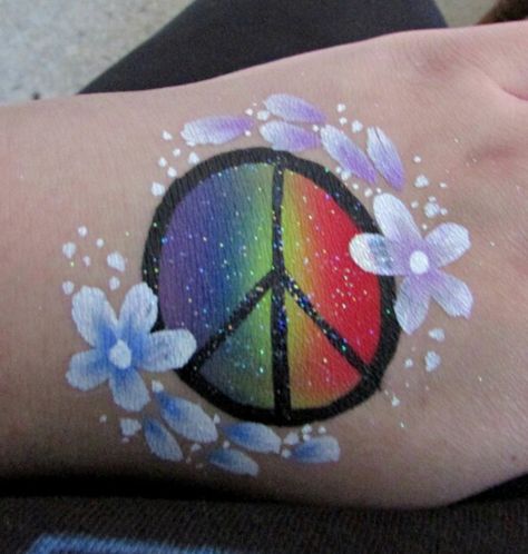 Peace Sign Makeup, Happy Face Paint, Peace Sign Cake Ideas, Peace Sign Face Paint, Hippie Makeup 70s Flower Power, Hippy Makeup Halloween, Carnaval Hippie, Hippie Carnaval, Flower Power Makeup