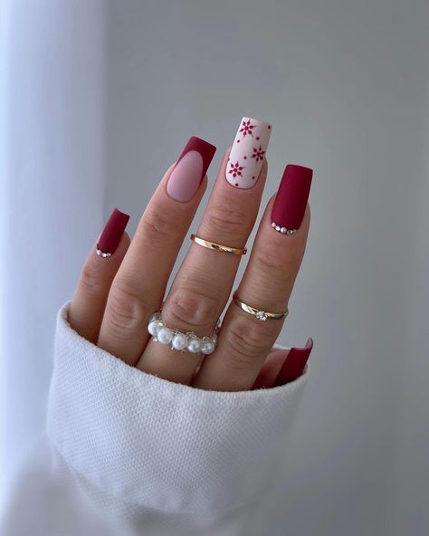 A soft pink and red combination with minimalistic snowflake designs. This modern and chic look is complemented by the matte finish and small rhinestones, making it perfect for a subtle yet festive winter manicure. Colors For Fall 2023, Red Winter Nails, Pink And White Nail Designs, Cute November Nails, Nail Colors For Fall, Metallic Nail Colors, Pink And White Nails, Pink White Nails, Nails Thanksgiving