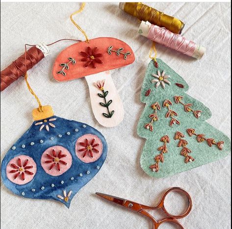 Christmas Ornaments Felt Diy, Diy Embroidered Ornaments, Felt Christmas Decorations Diy, Christmas Decorations Felt, Diy Felt Ornaments Christmas, Embroidered Ornaments Diy, Felt Crafts Christmas Patterns Free Printable, Felt Ornaments Patterns Free, Handmade Ornaments Diy