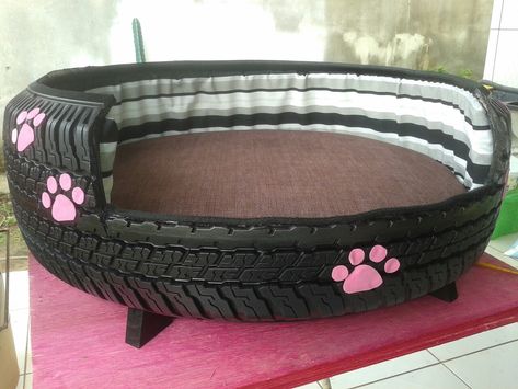 Old Tire Planters, Tire Projects, Dog Beds Homemade, Puppy List, Tire Craft, Handmade Wood Furniture, Diy Pet Bed, Tire Art, Cat Patio