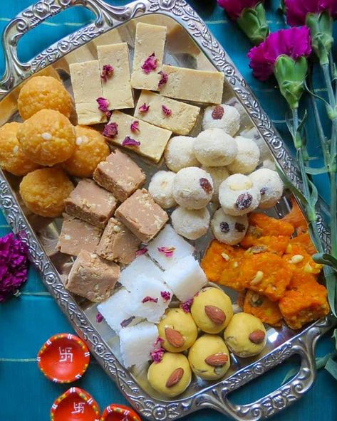 Sweets Desi Desserts, Sweets Design, Sweet Pongal, Diwali Sweets Recipe, Burfi Recipe, Diwali Sweets, Diwali Food, Homemade Sweets, Indian Sweet