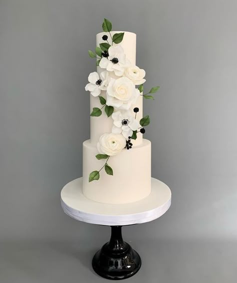 Wedding Cake Black Flowers, Wedding Cake For Black And White Wedding, Wedding Cake With Anemone Flowers, Classic Black And White Wedding Cake, Wedding Cake With Anemones, Anemone Wedding Cake, Wedding Cake Anemone, White And Black Wedding Cake, Black And White Wedding Flowers